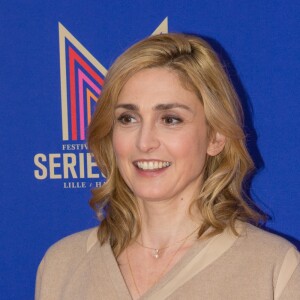 Julie Gayet au photocall de la nouvelle série de France 3 "Soupçons" lors de la 10ème édition du festival Series Mania à Lille, le 25 mars 2019. © Stéphane Vansteenkiste/Bestimage