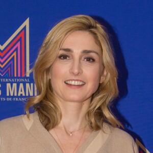 Julie Gayet au photocall de la nouvelle série de France 3 "Soupçons" lors de la 10ème édition du festival Series Mania à Lille, le 25 mars 2019. © Stéphane Vansteenkiste/Bestimage