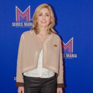 Julie Gayet au photocall de la nouvelle série de France 3 "Soupçons" lors de la 10ème édition du festival Series Mania à Lille, le 25 mars 2019. © Stéphane Vansteenkiste/Bestimage