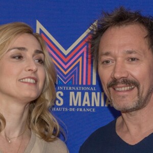 Bruno Debrandt et Julie Gayet au photocall de la nouvelle série de France 3 "Soupçons" lors de la 10ème édition du festival Series Mania à Lille, le 25 mars 2019. © Stéphane Vansteenkiste/Bestimage