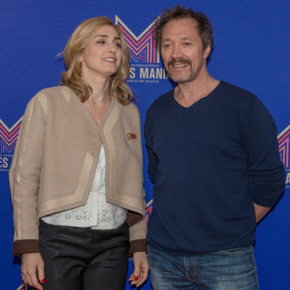 Bruno Debrandt et Julie Gayet au photocall de la nouvelle série de France 3 "Soupçons" lors de la 10ème édition du festival Series Mania à Lille, le 25 mars 2019. © Stéphane Vansteenkiste/Bestimage