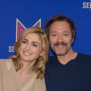 Bruno Debrandt et Julie Gayet au photocall de la nouvelle série de France 3 "Soupçons" lors de la 10ème édition du festival Series Mania à Lille, le 25 mars 2019. © Stéphane Vansteenkiste/Bestimage