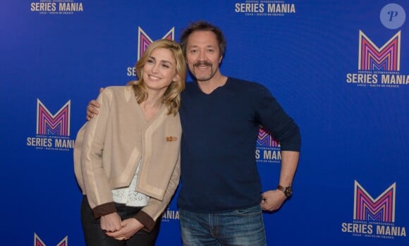 Bruno Debrandt et Julie Gayet au photocall de la nouvelle série de France 3 "Soupçons" lors de la 10ème édition du festival Series Mania à Lille, le 25 mars 2019. © Stéphane Vansteenkiste/Bestimage