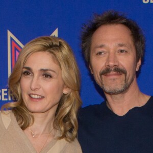 Bruno Debrandt et Julie Gayet au photocall de la nouvelle série de France 3 "Soupçons" lors de la 10ème édition du festival Series Mania à Lille, le 25 mars 2019. © Stéphane Vansteenkiste/Bestimage