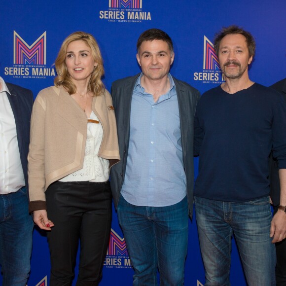 Julie Gayet, Lionel Bailliu et Bruno Debrandt au photocall de la nouvelle série de France 3 "Soupçons" lors de la 10ème édition du festival Series Mania à Lille, le 25 mars 2019. © Stéphane Vansteenkiste/Bestimage