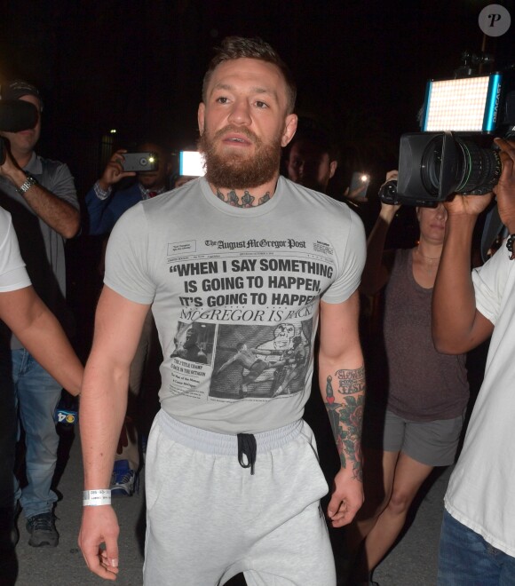 Conor McGregor à la sortie du centre de détention "Turner Guilford Knight" après avoir été remis en liberté suite à son arrestation par la police de Miami pour le vol et la destruction d'un téléphone portable d'un fan qui voulait le prendre en photo à l'extérieur d'une discothèque de Miami, le 11 mars 2019.
