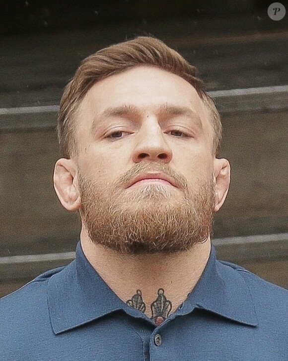 En marge de la présentation d'une réunion de l'UFC, le célèbre Conor McGregor, qui n'était pas invité, a jeté divers objets sur un minibus où plusieurs combattants avaient pris place. L'Irlandais s'est rendu dans la foulée dans un commissariat de New York, le 6 avril 2018.
