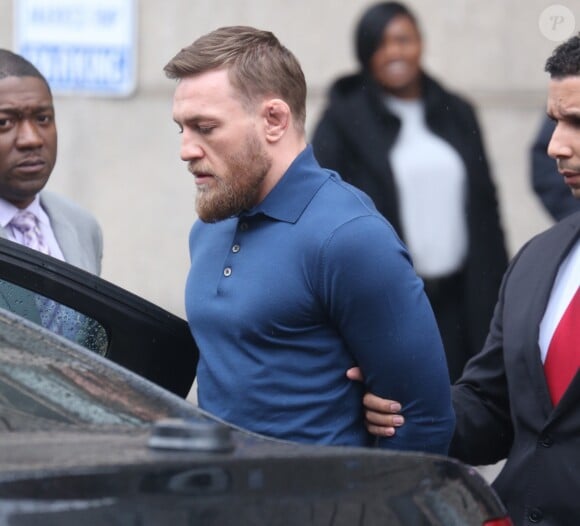 En marge de la présentation d'une réunion de l'UFC, le célèbre Conor McGregor, qui n'était pas invité, a jeté divers objets sur un minibus où plusieurs combattants avaient pris place. L'Irlandais s'est rendu dans la foulée dans un commissariat de New York, le 6 avril 2018.