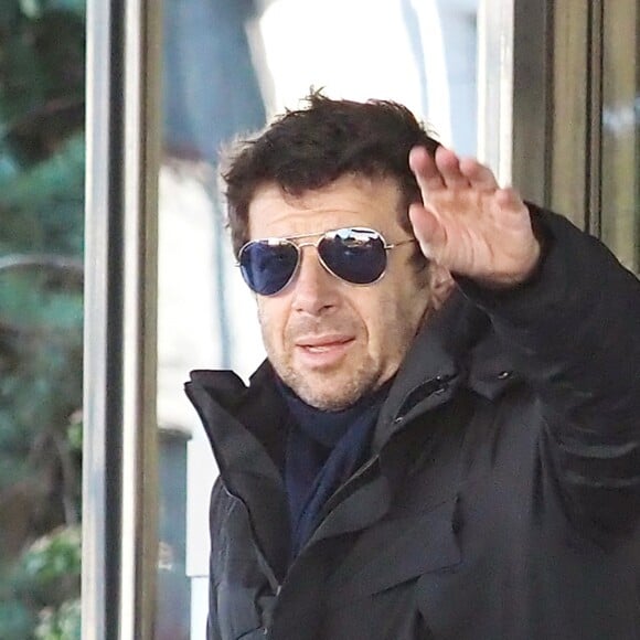 Patrick Bruel quittant son hôtel afin de participer à l'enregistrement du nouveau spectacle des Enfoirés à Bordeaux le 28 janvier 2019.