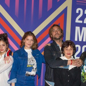 Manuel Severi, Noée Abita, Alba Gaïa Bellugi, Laetitia Casta, le réalisateur Julien Trousselier et Sergi Lopez au photocall de la série "Une île" lors de la 10ème édition du festival series mania à Lille le 27 mars 2019. © Stéphane Vansteenkiste / Bestimage