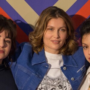 Noée Abita, Laetitia Casta et Alba Gaïa Bellugi au photocall de la série "Une île" lors de la 10e édition du festival series mania à Lille le 27 mars 2019. © Stéphane Vansteenkiste / Bestimage