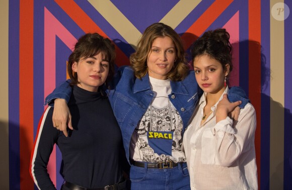 Noée Abita, Laetitia Casta et Alba Gaïa Bellugi au photocall de la série "Une île" lors de la 10e édition du festival series mania à Lille le 27 mars 2019. © Stéphane Vansteenkiste / Bestimage