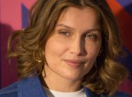Laetitia Casta radieuse et sublime en bleu, face au casting de Dix pour cent