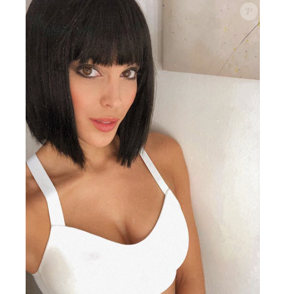 Iris Mittenaere avec une perruque, le 24 mai 2019 à Paris.