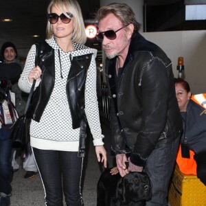Johnny Hallyday, Laeticia et leurs filles Jade et Joy arrivent a l'aeroport de Los Angeles avec leur chien Santos le 10 fevrier 2013.