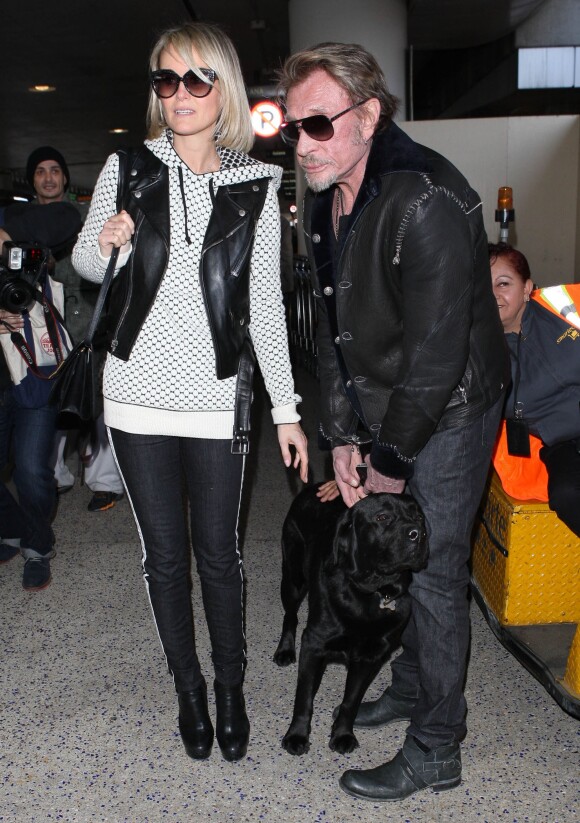 Johnny Hallyday, Laeticia et leurs filles Jade et Joy arrivent a l'aeroport de Los Angeles avec leur chien Santos le 10 fevrier 2013.