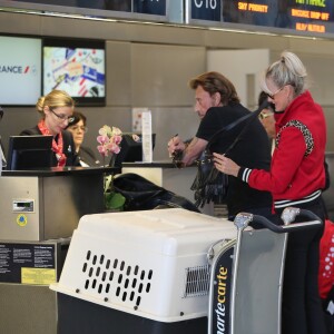 Johnny Hallyday quitte Los Angeles en famille pour rejoindre Paris le 14 octobre 2014. Le rocker était accompagné de sa femme Laeticia, de ses filles Jade et Joy ainsi que la grand-mère de son épouse Elyette et de son chien Santos.