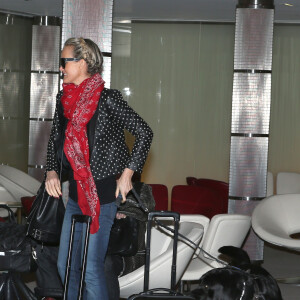 Laeticia Hallyday et son chien Santos - Johnny Hallyday quitte Paris en famille pour Los Angeles le 12 janvier 2014.
