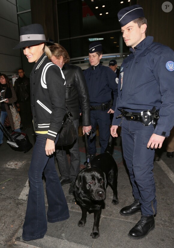 Johnny avec son chien Santos, Laeticia Hallyday - Johnny Hallyday est arrive ce matin a Paris en provenance de Los Angeles avec sa femme Laeticia, ses filles Jade et Joy, Elyette (la grand-mere de laeticia), son chien Santos, la nounou, ses musiciens dont son guitariste Robin Le Mesurier et ses choristes le 8 decembre 2013.