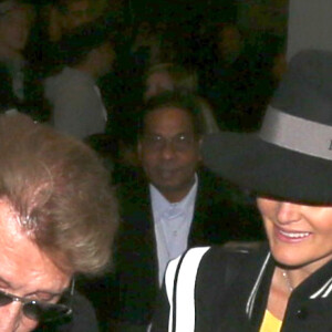 Johnny avec son chien Santos, Laeticia Hallyday - Johnny Hallyday est arrive ce matin a Paris en provenance de Los Angeles avec sa femme Laeticia, ses filles Jade et Joy, Elyette (la grand-mere de laeticia), son chien Santos, la nounou, ses musiciens dont son guitariste Robin Le Mesurier et ses choristes le 8 decembre 2013.