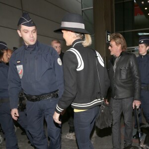 Johnny avec son chien Santos, Laeticia Hallyday - Johnny Hallyday est arrive ce matin a Paris en provenance de Los Angeles avec sa femme Laeticia, ses filles Jade et Joy, Elyette (la grand-mere de laeticia), son chien Santos, la nounou, ses musiciens dont son guitariste Robin Le Mesurier et ses choristes le 8 decembre 2013.