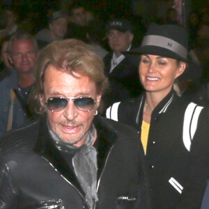 Johnny avec son chien Santos, Laeticia Hallyday - Johnny Hallyday est arrive ce matin a Paris en provenance de Los Angeles avec sa femme Laeticia, ses filles Jade et Joy, Elyette (la grand-mere de laeticia), son chien Santos, la nounou, ses musiciens dont son guitariste Robin Le Mesurier et ses choristes le 8 decembre 2013.