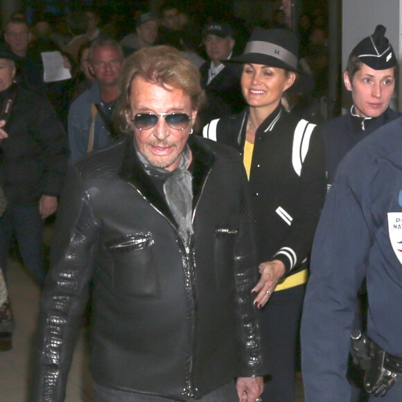 Johnny avec son chien Santos, Laeticia Hallyday - Johnny Hallyday est arrive ce matin a Paris en provenance de Los Angeles avec sa femme Laeticia, ses filles Jade et Joy, Elyette (la grand-mere de laeticia), son chien Santos, la nounou, ses musiciens dont son guitariste Robin Le Mesurier et ses choristes le 8 decembre 2013.