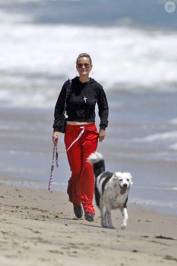 Laeticia Hallyday accompagnée de sa chienne Cheyenne va déjeuner avec Jean-François Piège et sa femme Elodie, Yaël Abrot, Christina accompagnée de sa chienne et Ezra Petronio avec sa compagne Lana Petrusevych au restaurant Nobu à Malibu le 10 mai 2018.