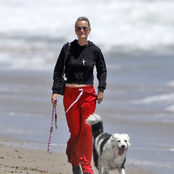 Laeticia Hallyday accompagnée de sa chienne Cheyenne va déjeuner avec Jean-François Piège et sa femme Elodie, Yaël Abrot, Christina accompagnée de sa chienne et Ezra Petronio avec sa compagne Lana Petrusevych au restaurant Nobu à Malibu le 10 mai 2018.