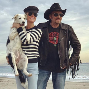 Mickey Rourke a rendu hommage à son ami Johnny Hallyday sur Instagram, ce 5 mai 2018. L'occasion pour Laeticia Hallyday de témoigner de sa peine en commentaire.