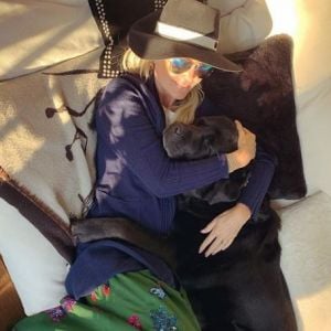 Laeticia Hallyday a retrouvé son chien Santos après trois années de traitements lourds pour un problème cardiaque. Instagram, le 28 mars 2019.