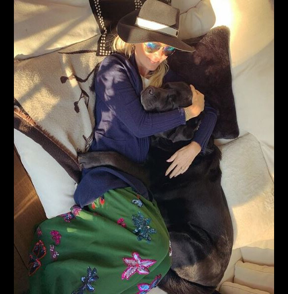 Laeticia Hallyday a retrouvé son chien Santos après trois années de traitements lourds pour un problème cardiaque. Instagram, le 28 mars 2019.