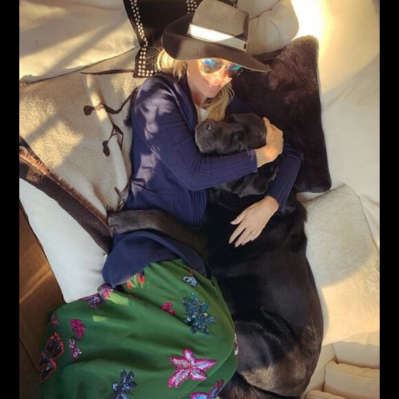 Laeticia Hallyday a retrouvé son chien Santos après trois années de traitements lourds pour un problème cardiaque. Instagram, le 28 mars 2019.
