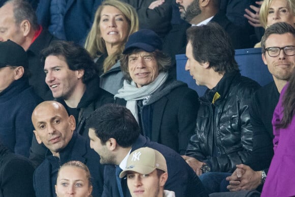 Djamel Bouras et Mick Jagger dans les tribunes du Parc des Princes lors du match de ligue des champions de l'UEFA opposant le Paris Saint-Germain à Liverpool FC à Paris, France, le 28 novembre 2018. Le PSG a gagné 2-1. © Cyril Moreau/Bestimage