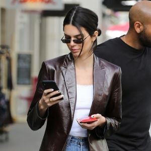 Exclusif - Kendall Jenner est allée manger une glace lors d'une virée shopping au Topanga Canyon Mall à Woodland Hills, Los Angeles, le 19 mars 2019.