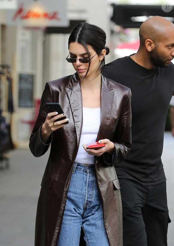 Exclusif - Kendall Jenner est allée manger une glace lors d'une virée shopping au Topanga Canyon Mall à Woodland Hills, Los Angeles, le 19 mars 2019.
