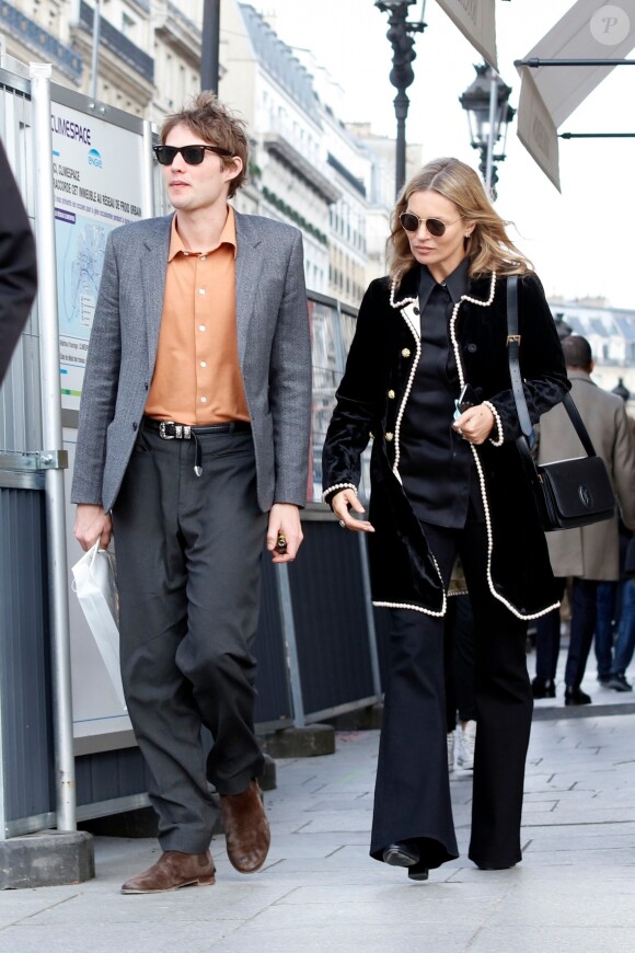 Kate Moss et son compagnon Nikolai Von Bismarck sortent de l'hôtel Ritz à Paris pour faire du shopping à la boutique Messika joaillerie le 28 février 2019.