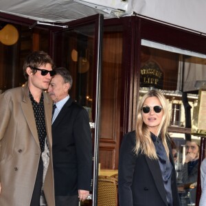 Kate Moss et son compagnon Nikolaï von Bismarck sortent de la brasserie Lipp à Paris et vont à l'hôtel Ritz le 27 février 2019.