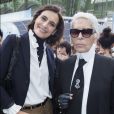 Inès de la Fressange et Karl Lagerfeld au défilé de mode "Chanel", collection prêt-à-porter printemps-été 2016, au Grand Palais à Paris. Le 6 octobre 2015