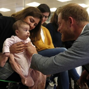 Le prince Harry, duc de Sussex, assiste à un cours de danse classique lors de sa visite au centre YMCA South Ealing à Londres le 3 avril 2019.