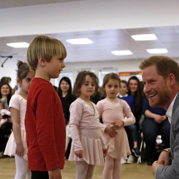 Le prince Harry, duc de Sussex, assiste à un cours de danse classique lors de sa visite au centre YMCA South Ealing à Londres le 3 avril 2019.
