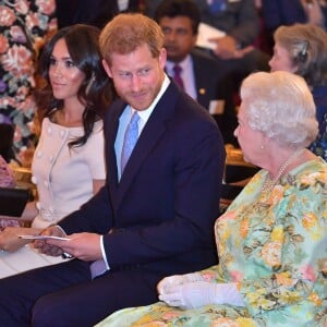 Meghan Markle, duchesse de Sussex, le prince Harry, duc de Sussex, la reine Elisabeth II d'Angleterre - Personnalités à la cérémonie "Queen's Young Leaders Awards" au palais de Buckingham à Londres le 26 juin 2018.