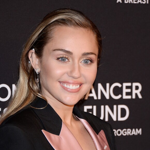 Miley Cyrus lors du photocall de la soirée "Women's Cancer Research Fund" à Beverly Hills le 28 février, 2019.