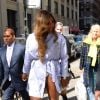 Serena Williams porte une robe fendue qui laisse entrevoir sa culotte dans la rue à New York le 3 avril 2019.