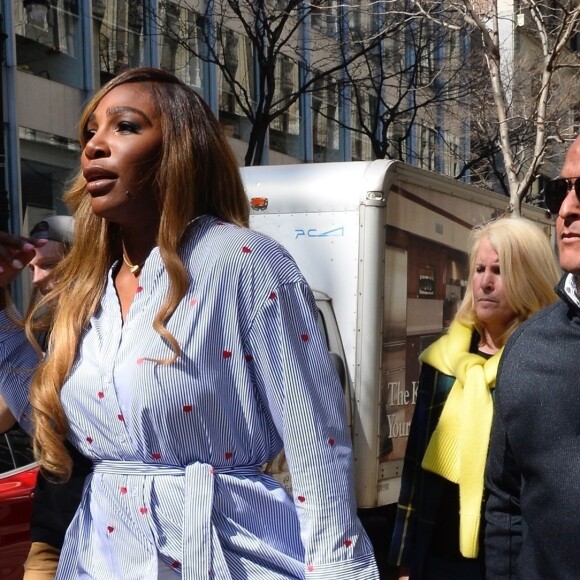 Serena Williams porte une robe fendue qui laisse entrevoir sa culotte dans la rue à New York le 3 avril 2019.