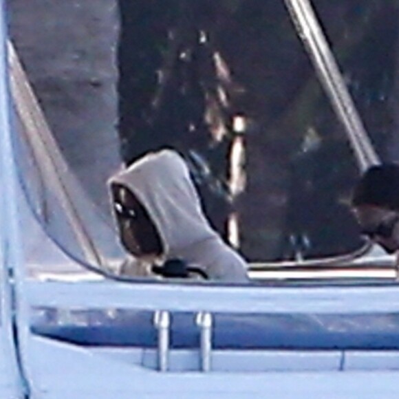 Jamie Foxx et sa compagne Katie Holmes se relaxent sur un mega yacht à Miami le 29 décembre 2018.