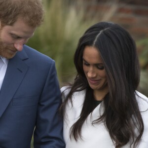 Le Prince Harry et Meghan Markle posent à Kensington palace après l'annonce de leur mariage au printemps 2018 à Londres le 27 novembre 2017.