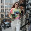 Gigi Hadid porte un t-shirt Tie and Dye (Ralph Lauren) avec un sac assorti en balade dans les rues de New York, le 30 mars 2019.  Gigi Hadid steps out for the day while rocking a tie dye Polo shirt in NYC. The supermodel paired the colorful top with white capri pants and white shoes. 30th march 2019.30/03/2019 - New York
