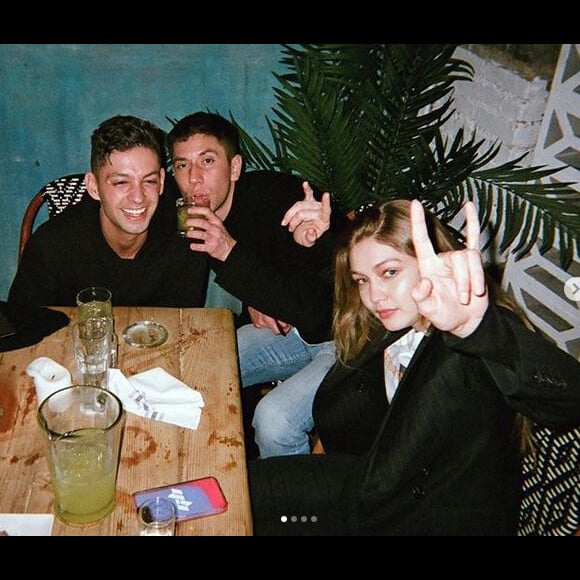 Samuel Krost (au milieu) et Gigi Hadid. Février 2019.