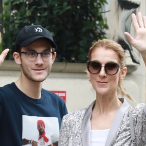 Céline Dion et son fils René-Charles quittent l'hôtel Royal Monceau et se rendent chez Louis Vuitton sur les Champs-Elysées à Paris le 19 juillet 2017.